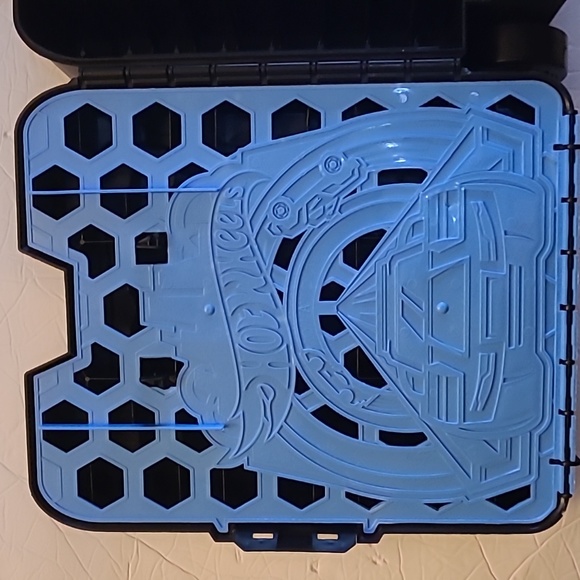 Hot Wheels Challenge Accepted Wheeled Storage Case (holds 110 vehicles) - Picture 3 of 11